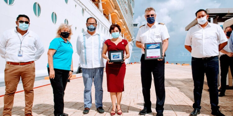 Juanita Alonso Marrufo da la bienvenida al crucero Liberty of the seas