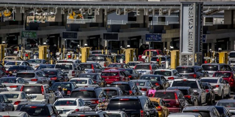 Ken Salazar anuncia actualizaciones a las restricciones de viajes fronterizos no esenciales