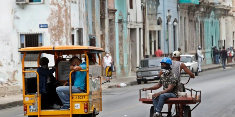 Habaneros viajan en diferentes medios de transporte.