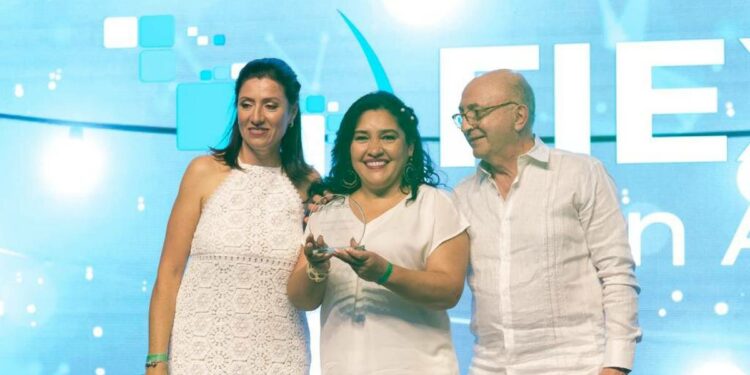 La Nación / La Senatur, distinguida en Colombia