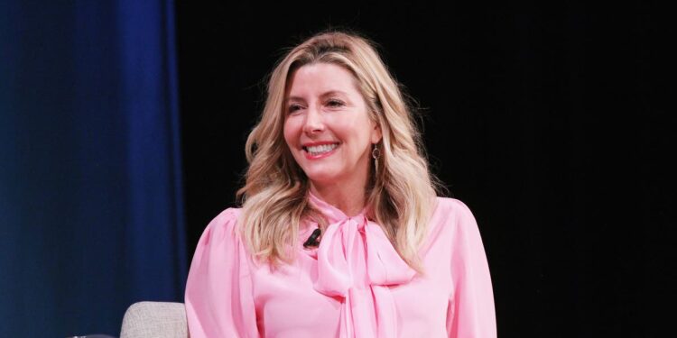 La fundadora de Spanx sorprende a trabajadores con $10 mil y viajes de primera clase a cualquier parte del mundo