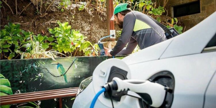Un auto eléctrico conectado a la Ruta Eléctrica de Costa Rica