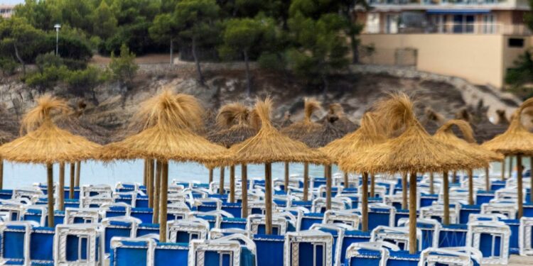 Foto: Hamacas plegadas en una playa de Palma de Mallorca. (EFE)