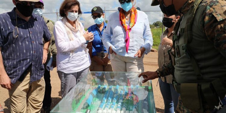 La subsecretaria de EE.UU. visita frontera de Panamá en plena ola migratoria