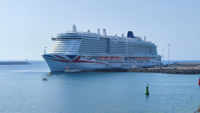Lanzarote da la bienvenida al crucero de lujo Iona que recala por primera vez en la Isla