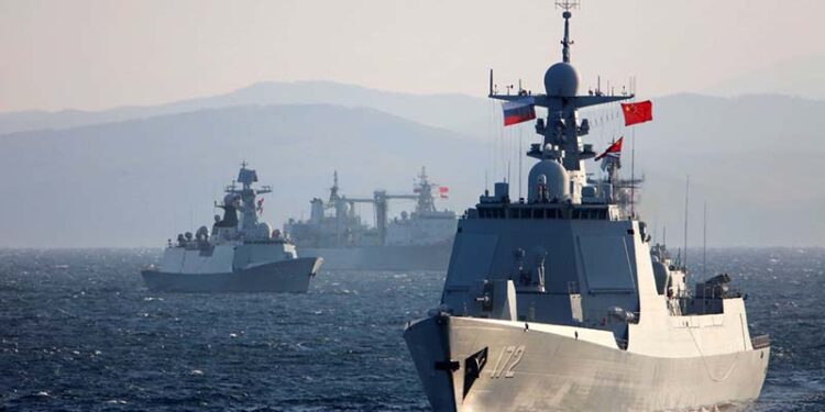 En la mañana del 15 de octubre, buques de guerra chinos y rusos transitaron por el área marítima minada de simulación durante el ejercicio naval Joint Sea-2021. El ejercicio naval conjunto China-Rusia comenzó en aguas cercanas a la Bahía de Pedro el Grande en Rusia, entrenando comunicaciones, contramedidas de minas, defensa aérea, disparos con fuego real a objetivos marítimos, maniobras conjuntas y misiones antisubmarinas conjuntas. [Foto: Xinhua]