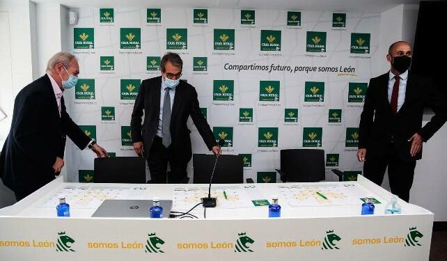 José Ignacio Lagartos (Secot León), Emilio Ontiveros y Francisco González (director empresas Caja Rural de Zamora).