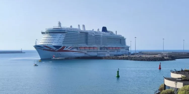 Llega a Lanzarote el Iona, uno de los cruceros más grandes del mundo