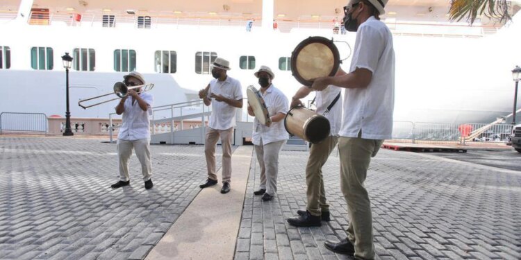 Llega el crucero Viking Orion por primera vez a la Isla