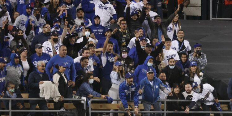 Los aficionados de los Dodgers, los mejores de MLB, ameritan más partidos en casa