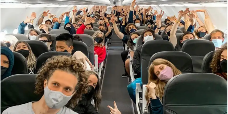 Los alumnos que regresan del viaje de egresados deben aislarse siete días