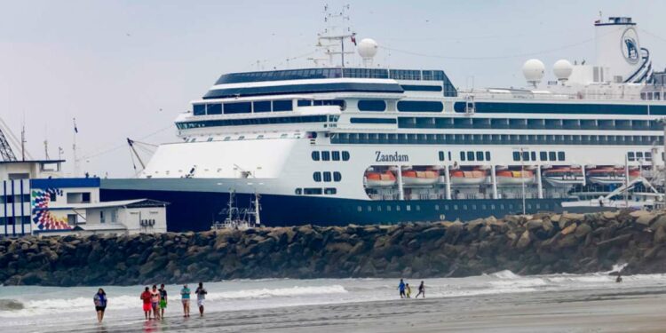 Los cruceros con turistas retornan a Manta, en diciembre llegan dos
