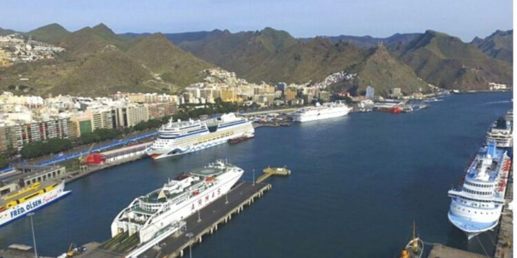 Los cruceros echan un salvavidas a Santa Cruz