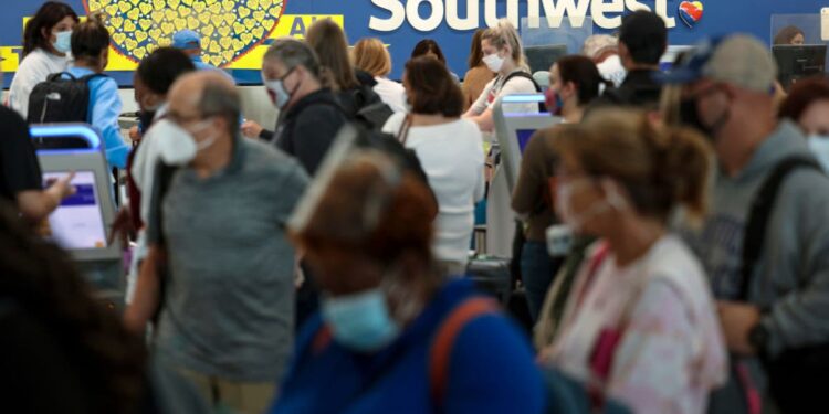 Los expertos pronostican un caos en los viajes durante el periodo vacacional. Esto es lo que hay que hacer si se cancela el vuelo.