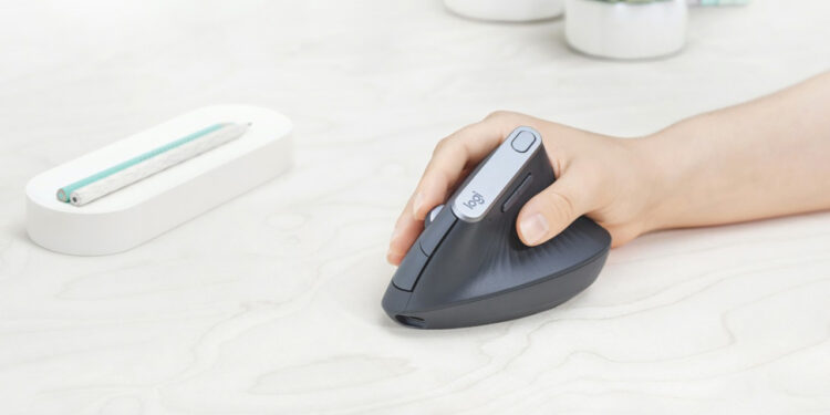 Logitech MX Vertical en un escritorio