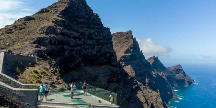 Tiene un diámetro de unos 47 km y una superficie total de 1.560 y no le hace falta más. En ese espacio, la isla de Gran Canaria es casi un continente en su totalidad. Y no es exageración. En unas pocas horas es posible disfrutar de playas rodeadas de dunas e imponentes acantilados, altas cumbres y profundos barrancos, bosques de pinos y calderas volcánicas en una impresionante colección de paisajes que se disfrutan mejor desde las alturas.