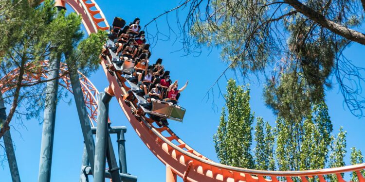 Los parques de atracciones cogen aire | Negocios
