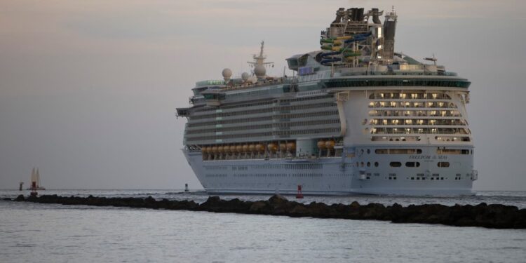 Los pasajeros de cruceros desconocen el impacto 'dañino' de la industria no regulada en la vida marina y la salud humana