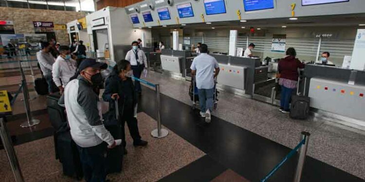 Los vacunados con Sinovac afrontan más limitaciones para sus viajes
