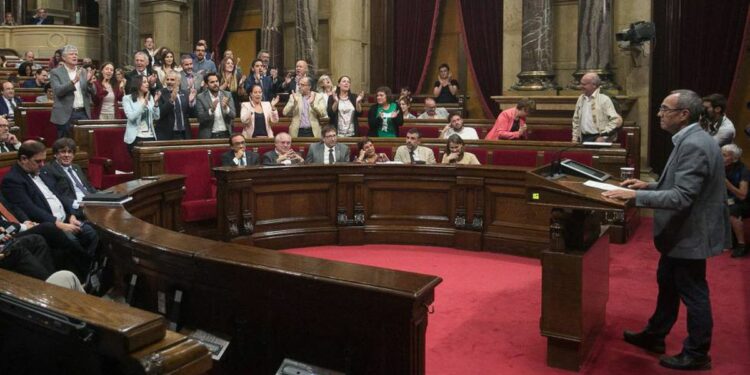 Los viajes de Junts a Waterloo y los abogados de C’s: así gastan la subvención los grupos del Parlament | Cataluña