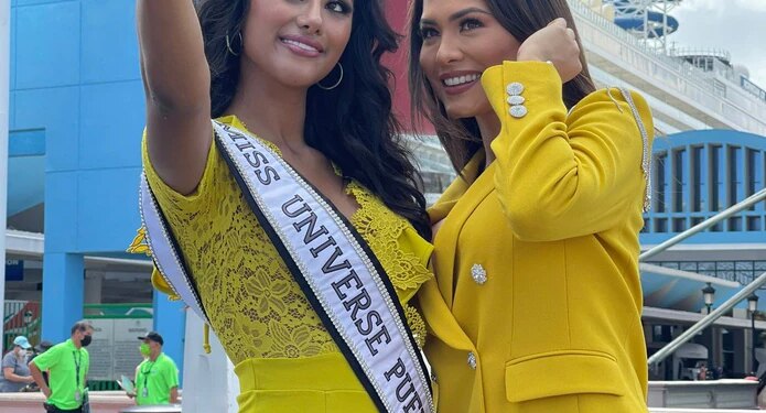 A su llegada a Puerto Rico, Andrea Meza, Miss Universe 2020, fue recibida por la actual reina puertorriqueña, Michelle Marie Colón.