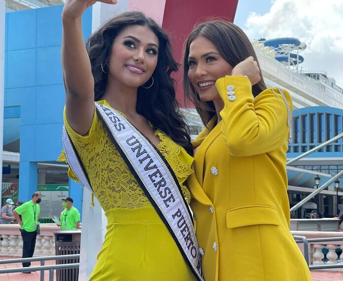 A su llegada a Puerto Rico, Andrea Meza, Miss Universe 2020, fue recibida por la actual reina puertorriqueña, Michelle Marie Colón.
