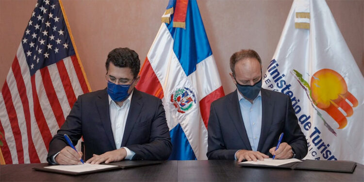 Mitur firma acuerdo con agencias de viajes para promover RD en Florida - Spanish Version
