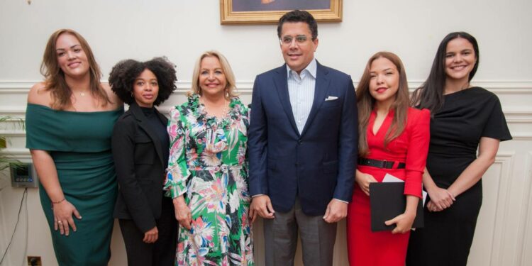 Mitur y Embajada Dominicana en Francia relanzan turismo de RD en París