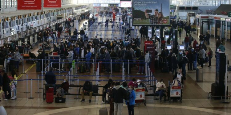 Padres molestos por prohibición de viajes al extranjero a menores de edad: Sin vacuna no pueden salir del país