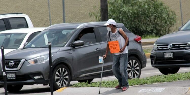 Pese a operativos, artistas urbanos y vendedores siguen invadiendo los cruceros de Celaya