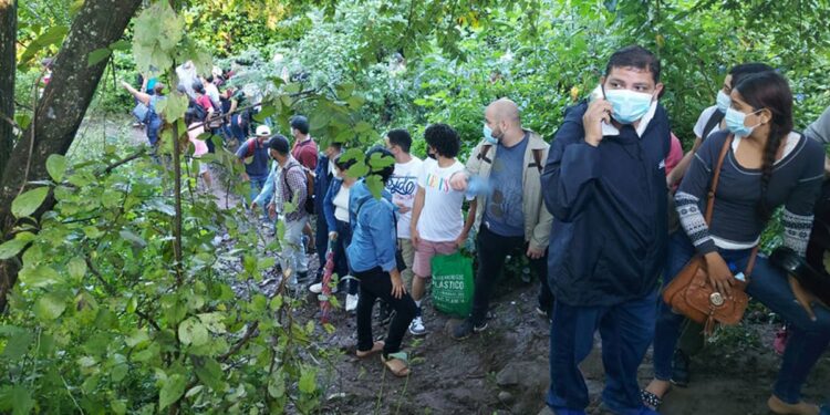 Por desconfianza en las vacunas rusas y cubanas, miles de nicaragüenses cruzan a Honduras para inocularse contra el covid