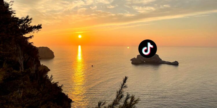 El logo de TikTok sobre una roca en un atardecer en Ibiza