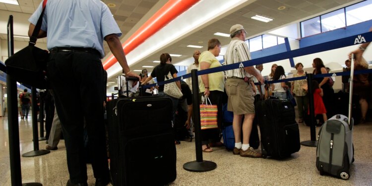 Presentan cargos contra dueña de agencia de viajes que estafó a clientes