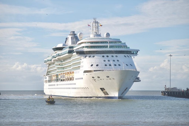 Puntarenas celebra llegada del primer gran crucero de la temporada