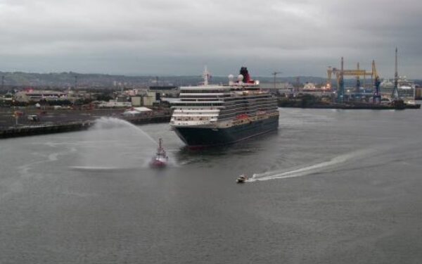 Queen Elizabeth hace historia en llegada a Belfast