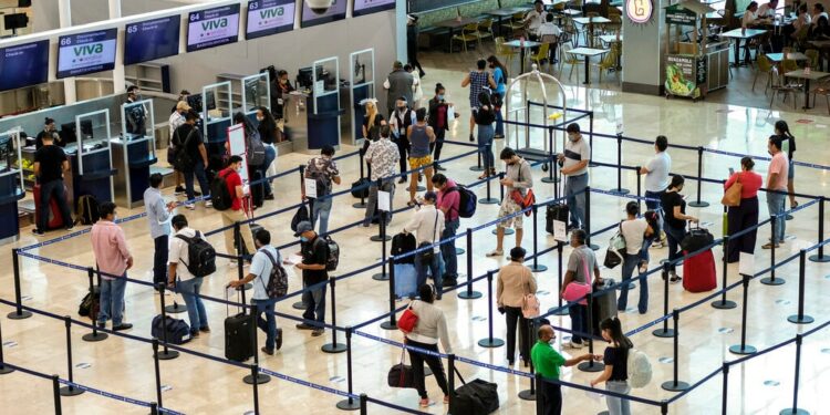 La pandemia por coronavirus redujo drásticamente la cantidad de pasajeros. (AP)