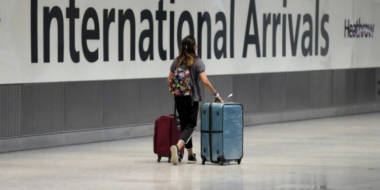 Reino Unido relaja restricciones para viajes internacionales