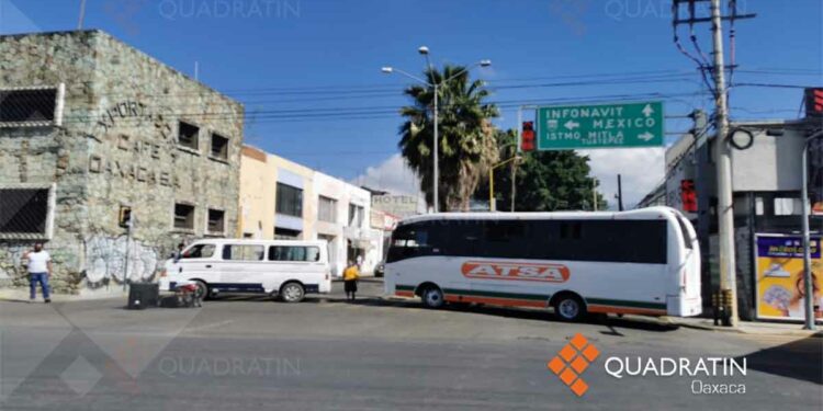 Retienen autobuses para bloquear el crucero del estadio de béisbol