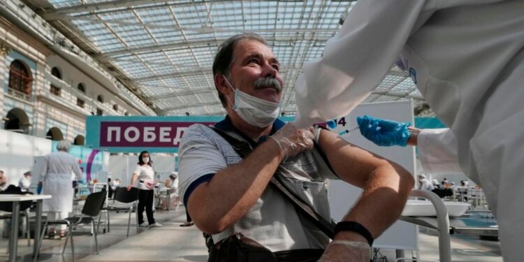 Rusos acuden a Serbia en busca de vacunas COVID-19 de fabricación occidental