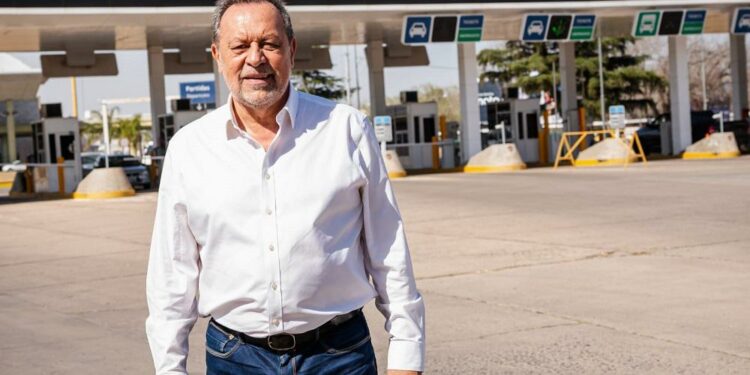 santos en el aeropuerto gentileza