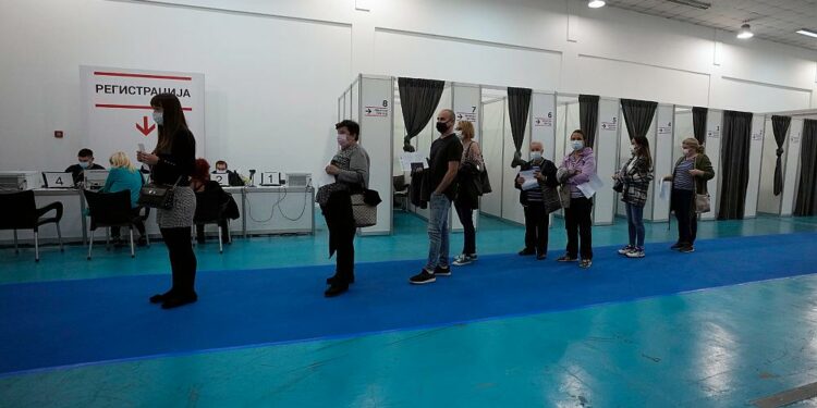 Se dispara el turismo de vacunación ruso en Serbia para recibir la vacuna de Pfizer