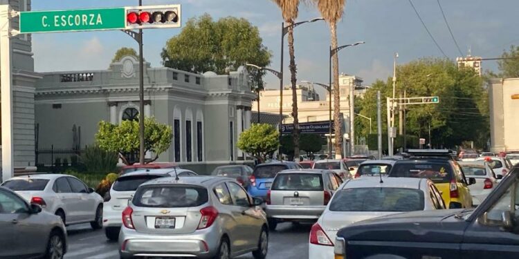 Son tres cruceros los que desquician la vialidad por avenida Vallarta