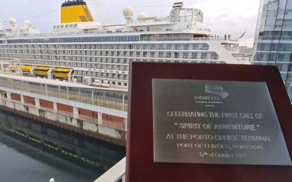 Spirit of Adventure recibe placa por paso inaugural en Terminal de Cruceros Puerto de Porto