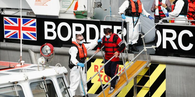 Tensión por el paso migratorio en el Canal de la Mancha: Francia solicitó un acuerdo entre el Reino Unido y la UE