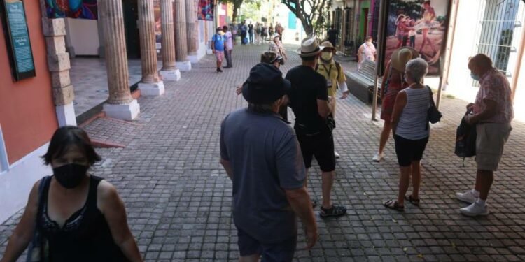 Turistas del crucero Majestic Princess disfrutan de los encantos de Mazatlán