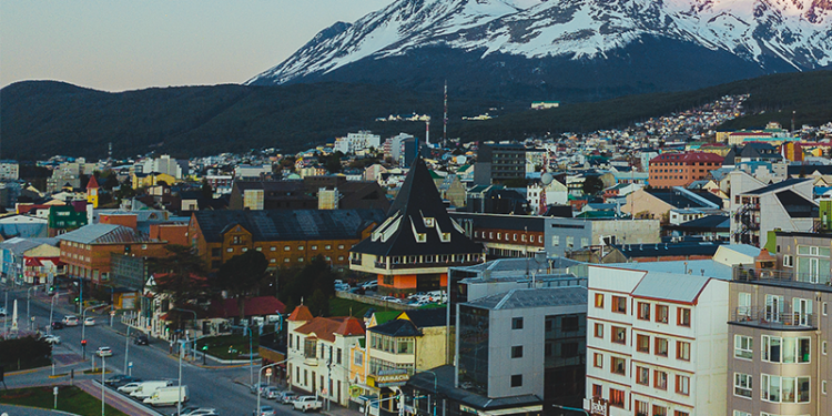 USHUAIA EN PRIMAVERA: TREKKING, SENDERISMO, VUELOS EN HELICÓPTERO. NATURALEZA Y AVENTURA EN EL FIN DEL MUNDO