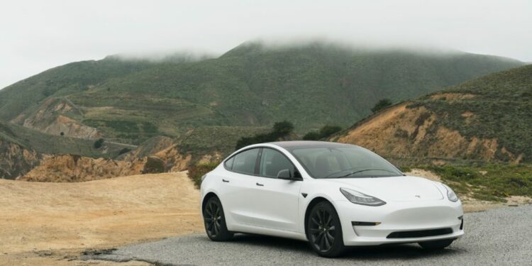 Uber también ofrecerá viajes en coches Tesla Model 3