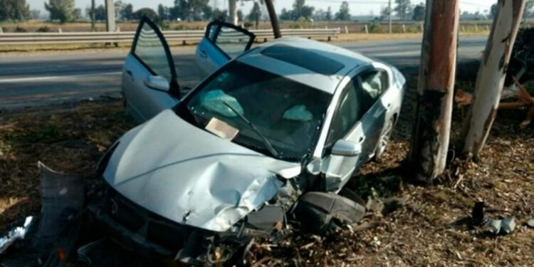 Un chofer de una app de viajes pretendió escapar de un asalto, chocó su auto contra un árbol y murió