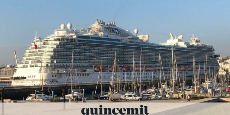 Un crucero se despide de A Coruña tocando 'Vacaciones en el mar' con la bocina