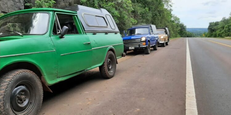 Un grupo de amigos y el sueño de viajar por el país en rastrojero